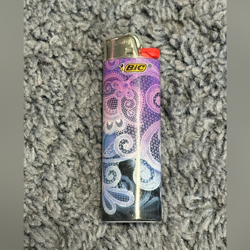 NWT Bic lace looking purple lighter